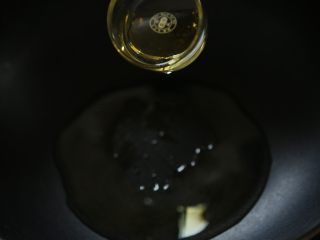 6、赤小豆鲫鱼豆腐汤-带带,炒锅中烧热，倒入20ml油；