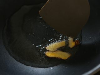 7、赤小豆鲫鱼豆腐汤-带带,放入姜爆香；