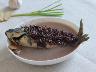 11、赤小豆鲫鱼豆腐汤-带带,放入豆腐块，煮30分钟，加入盐调味即可