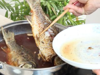 10、赤小豆鲫鱼豆腐汤-带带,将煎好的鲫鱼和煮好的赤小豆一起放入锅中（电磁炉，电炖锅都可以，不建议用气压的高压锅和电饭煲，因为中途无法开盖，高压锅功率大容易把鱼煮太烂）