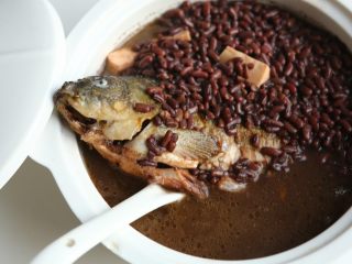 12、赤小豆鲫鱼豆腐汤-带带,放入豆腐块，煮30分钟，加入盐调味即可