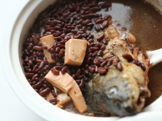 13、赤小豆鲫鱼豆腐汤-带带,美味的鲫鱼赤小豆豆腐汤就做好啦，盛到汤盆中，够一家人吃哦。
