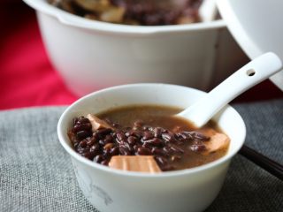 14、赤小豆鲫鱼豆腐汤-带带,鲫鱼有健脾利湿，和中开胃，活血通络、温中下气之功效，对脾胃虚弱、水肿、溃疡、气管炎、哮喘、糖尿病有很好的滋补食疗作用；