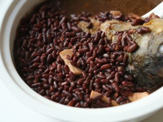 16、赤小豆鲫鱼豆腐汤-带带,鲫鱼赤小豆豆腐汤容易被人体消化吸收，产后炖食鲫鱼汤，既可以补虚，又有通乳催奶的作用。