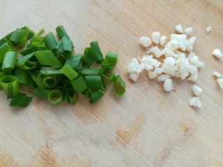 4、丝瓜豆腐瘦肉汤,葱蒜切好备用
