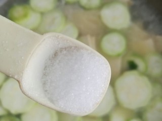 10、丝瓜豆腐瘦肉汤,加适量的盐后煮至豆腐丝瓜熟后