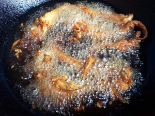 5、酥炸小鲶鱼,炸至小鲶鱼金黄色即可出锅享用