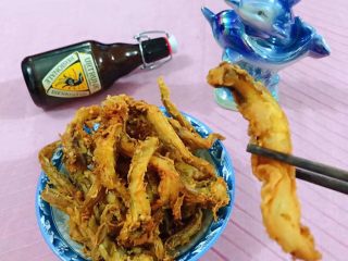 9、酥炸小鲶鱼,搭配一瓶啤酒别有一番滋味