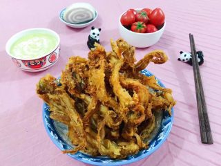 10、酥炸小鲶鱼,来碗稀粥和馒头再有水果的搭配好棒噢