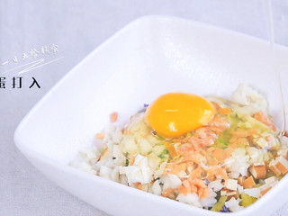 2、彩椒抱蛋面包丁,将所有蔬菜碎放一起，海米洗净也加入，鸡蛋打散，搅匀。多搅打2分钟，最后的饼会更加蓬松，松软。