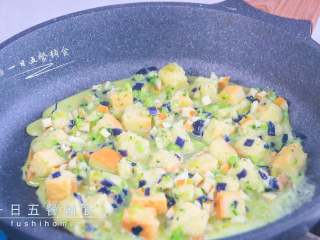 3、彩椒抱蛋面包丁,平底锅小火加热，蛋液吐司丁全部倒入锅中。