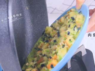 4、彩椒抱蛋面包丁,别着急，确定能翻面了再翻面烙，翻面的时候，借助盘子，先移到盘子上，再倒扣在锅里。