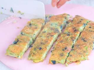 6、彩椒抱蛋面包丁,切丁做孩子的手指食物。