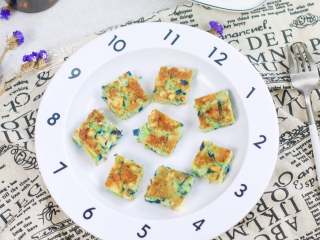 7、彩椒抱蛋面包丁,咬上去，软绵绵，带着点海米的咸鲜味~