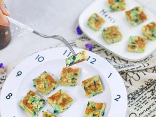 8、彩椒抱蛋面包丁,从切面能看得到一个个小气孔，这就是多搅打2分钟的结果，使整个小饼更加蓬松软绵。