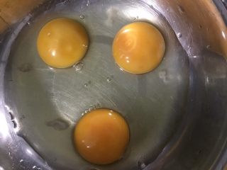 3、番茄炒蛋,打三颗鸡蛋