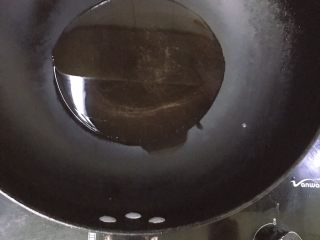 5、番茄炒蛋,油烧热