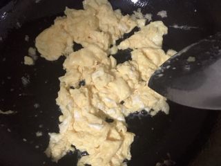 7、番茄炒蛋,翻炒成蛋花