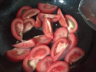 9、番茄炒蛋,倒入西红柿