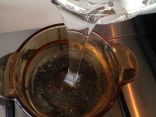 4、水晶月饼,清水100克和300克麦芽糖混合