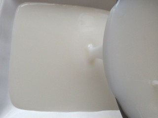 7、水晶月饼,倒入一个平盘中