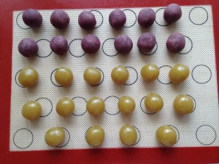 9、水晶月饼,馅料按照15克一个揉好团