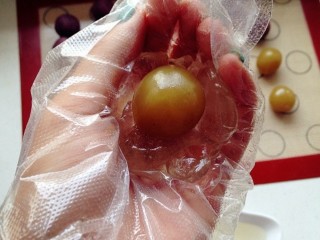 10、水晶月饼,待手能适应的时候,按水晶饼皮和肉馅(40-15)的比例包好月饼