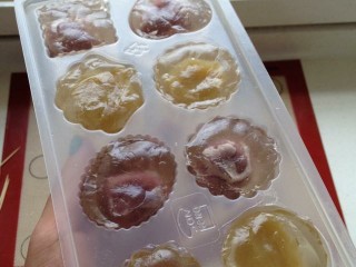 12、水晶月饼,放入模具中