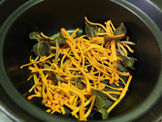 5、虫草花乌鸡汤,放入砂锅底；