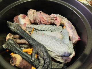 9、虫草花乌鸡汤,洗净的鸡肉直接放入砂锅；