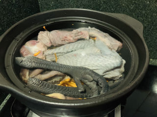 11、虫草花乌鸡汤,水盖过乌鸡肉，不要超过砂锅那条边缘；