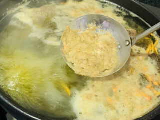 12、虫草花乌鸡汤,大火煮开，撇去浮沫；