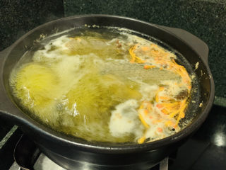 13、虫草花乌鸡汤,调小火，盖住锅盖，慢炖1个小时；