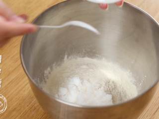 2、12m+原味吐司(宝宝辅食),首先,高筋面粉、细砂糖、盐、酵母、奶粉、全蛋液、水全部加入盆中,先用筷子搅拌均匀~