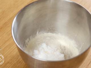 3、12m+原味吐司(宝宝辅食),首先,高筋面粉、细砂糖、盐、酵母、奶粉、全蛋液、水全部加入盆中,先用筷子搅拌均匀~