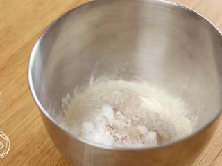 4、12m+原味吐司(宝宝辅食),首先,高筋面粉、细砂糖、盐、酵母、奶粉、全蛋液、水全部加入盆中,先用筷子搅拌均匀~