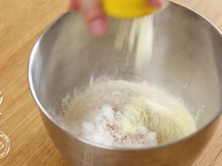 5、12m+原味吐司(宝宝辅食),首先,高筋面粉、细砂糖、盐、酵母、奶粉、全蛋液、水全部加入盆中,先用筷子搅拌均匀~