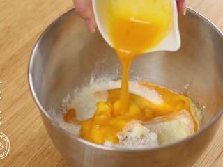 6、12m+原味吐司(宝宝辅食),首先,高筋面粉、细砂糖、盐、酵母、奶粉、全蛋液、水全部加入盆中,先用筷子搅拌均匀~