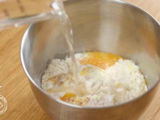 7、12m+原味吐司(宝宝辅食),首先,高筋面粉、细砂糖、盐、酵母、奶粉、全蛋液、水全部加入盆中,先用筷子搅拌均匀~