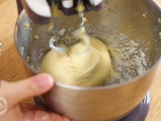 8、12m+原味吐司(宝宝辅食),如果有和面机可以借助,那就太好了!没有的话手揉也是可以的,就是非常累,这个部分先揉成团就好~