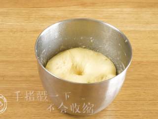 11、12m+原味吐司(宝宝辅食),(这个是我提前发酵好的,假装是刚才那个哈)发酵的时间到了之后拿出来,手指戳一下不会收缩就是哦了~