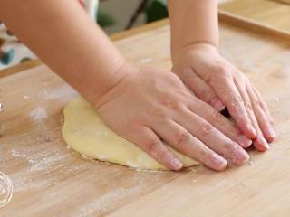 12、12m+原味吐司(宝宝辅食),面板上撒上少量的面粉,轻轻按压,排出多余的气体~