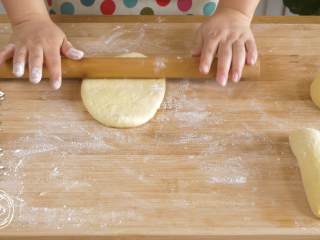 15、12m+原味吐司(宝宝辅食),将每一个面团都擀成长条,卷起来,盖上保鲜膜再醒10分钟~