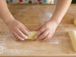 16、12m+原味吐司(宝宝辅食),将每一个面团都擀成长条,卷起来,盖上保鲜膜再醒10分钟~