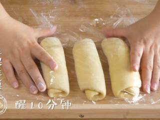 17、12m+原味吐司(宝宝辅食),将每一个面团都擀成长条,卷起来,盖上保鲜膜再醒10分钟~