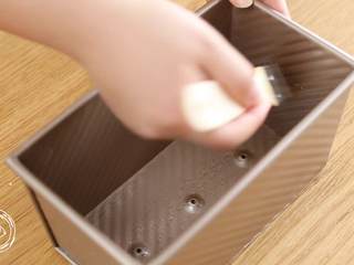 18、12m+原味吐司(宝宝辅食),土司盒上抹油,这样比较好脱模(我这个吐司模是450g的量)~