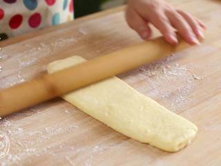19、12m+原味吐司(宝宝辅食),醒好之后的面,再次擀成长条状,卷起来~