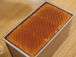 21、12m+原味吐司(宝宝辅食),烤好后,放在架子上晾凉,脱模的时候从侧面轻轻滑出即可~