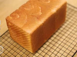 22、12m+原味吐司(宝宝辅食),烤好后,放在架子上晾凉,脱模的时候从侧面轻轻滑出即可~