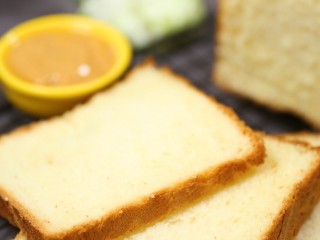 23、12m+原味吐司(宝宝辅食),晾凉的过程中,不要动它~等到完全放凉之后,再切片哈。这个是基础版的吐司,你可以根据自己口味,适当加点葡萄干啊、蔓越莓干啊等等~试试吧,真的没那么难~